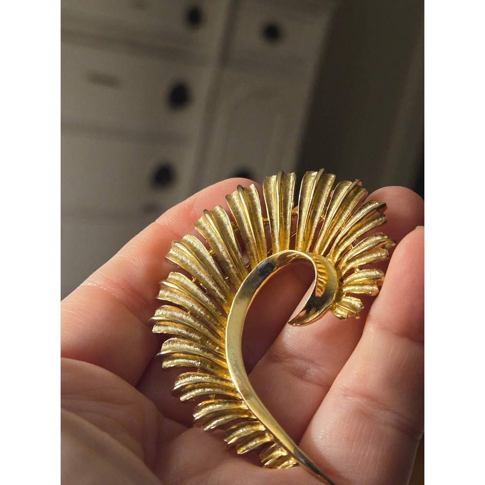 Coro Feather Swirl Brooch Brushed Goldtone Vintage Gorgeous!